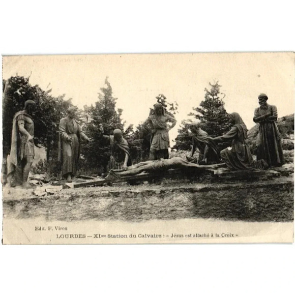 XI Station du Calvaire "Jésus est attaché à la Croix"- Lourdes, France Postcard - Picture 1 of 2